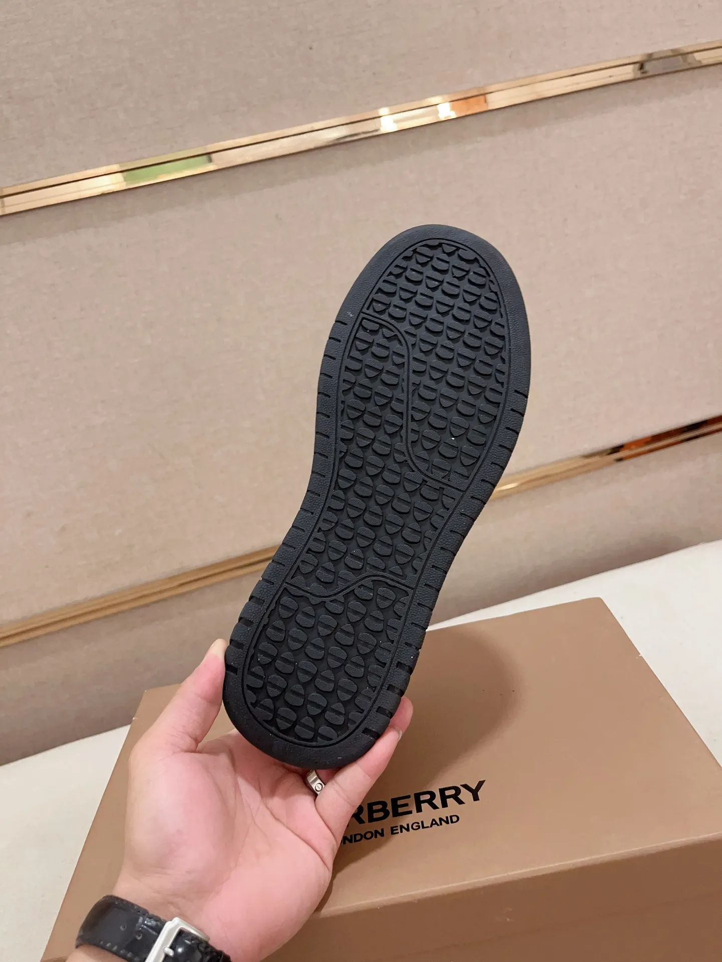Men's shoes💰: 400💰🇮🇹🇮🇹The counters are synchronized with BURBERRY's top purchasing agents🔍🔍Synchronized sales. Positive code number: 38-44. Italian imported cowhide with official website fabric. Fully imported sheepskin lining, sole: original sole provided by the original factory, exclusive movable molded sole, super comfortable, original factory follow-up goods, 🔍🔍high quality, you can enter and leave the counter at will, welcome to compare (can be customized 45)